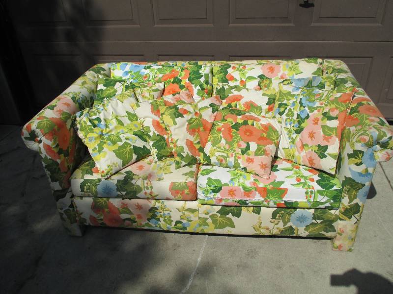 lot 96 image: Funky flowered couch, 5 feet wide, ...