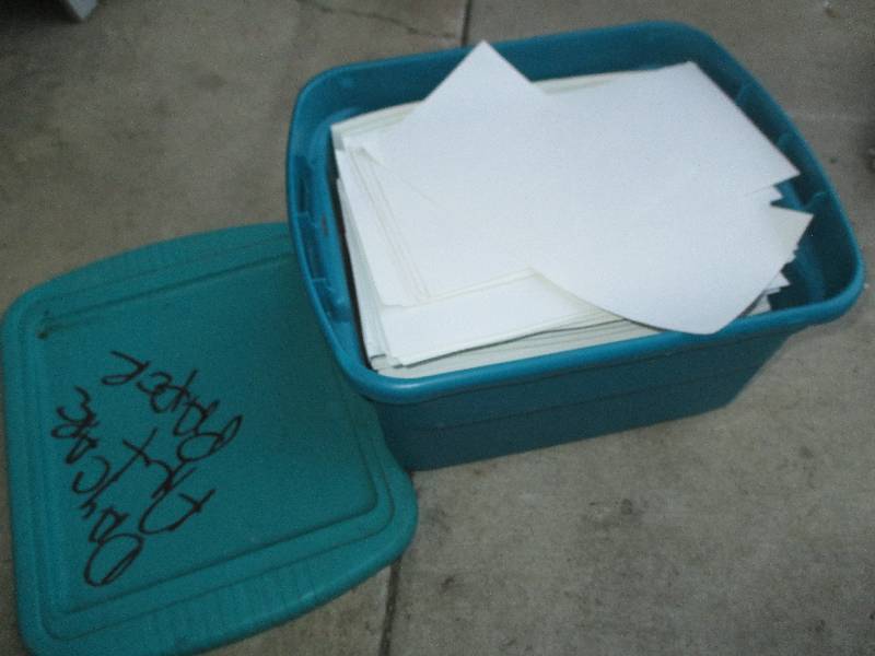 lot 104 image: Small Plastic tub of nice weight gl...