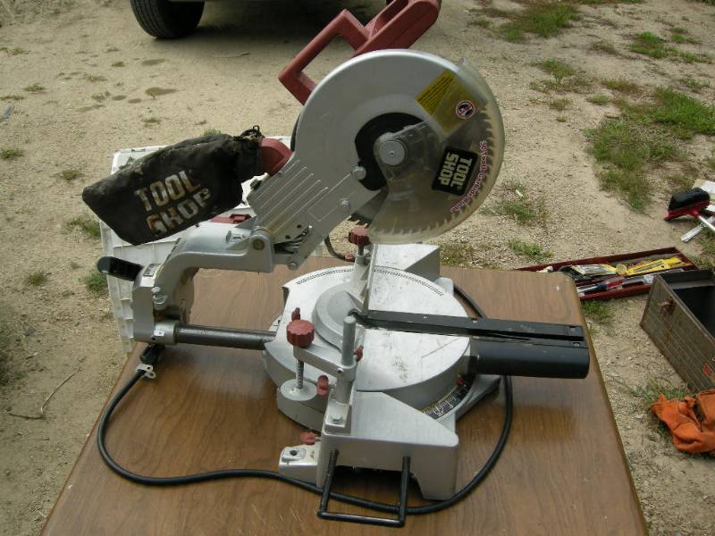 Sliding compound miter saw
