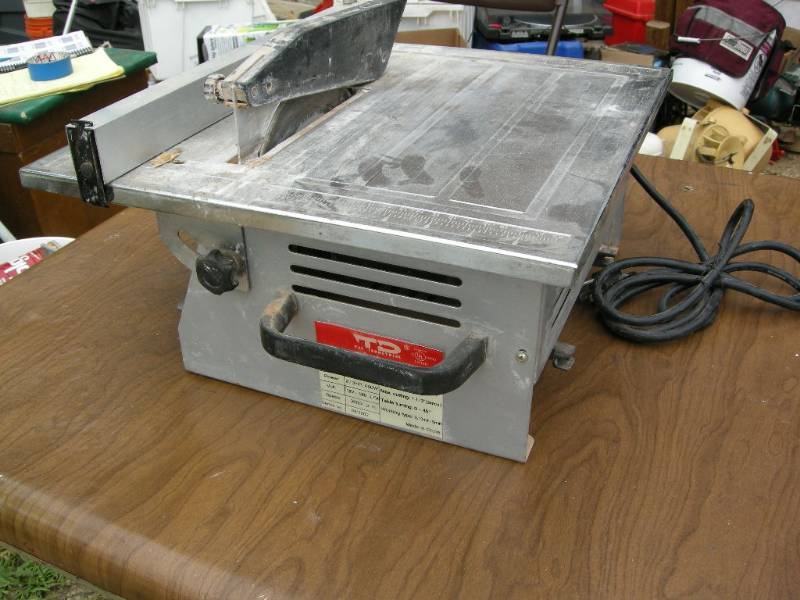 Tile cutting machine