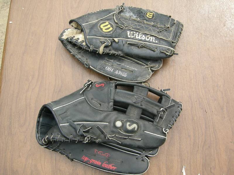 2 ball gloves