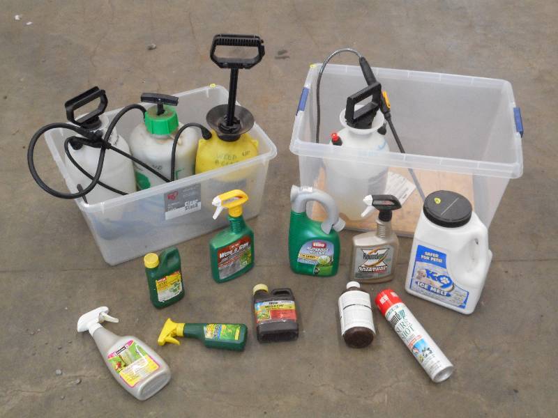 (2) Totes Of (4) Pump Sprayers, Mi...