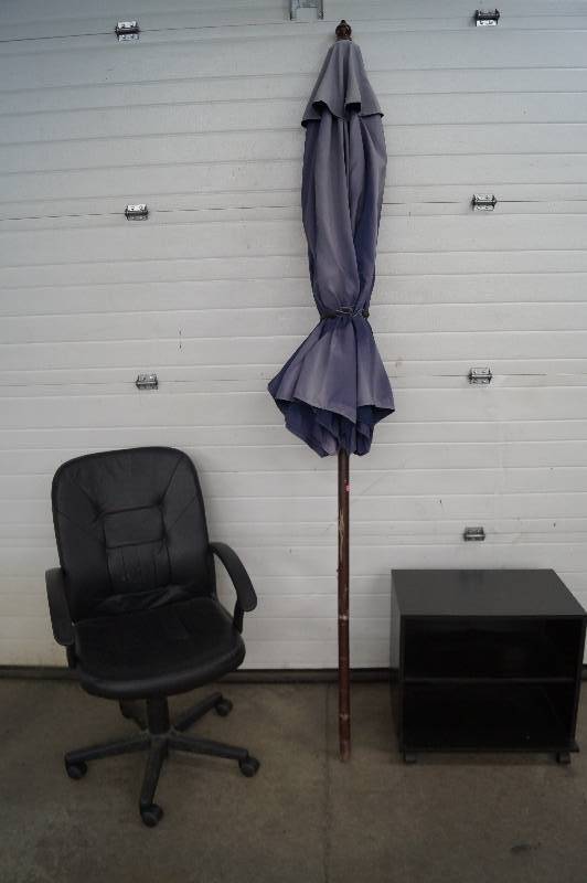 lot 21 image: Chair, Umbrella, Shelf
