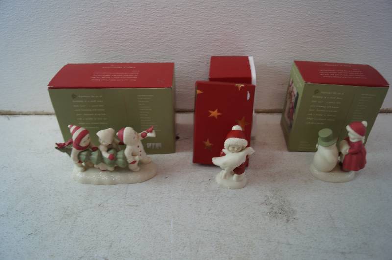 lot 23 image: Christmas Figurines