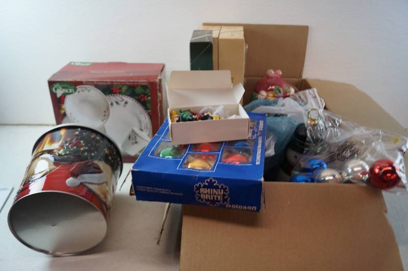 lot 25 image: Christmas Decor