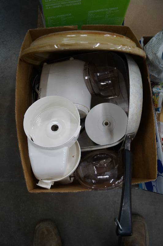 lot 28 image: Kitchen Items