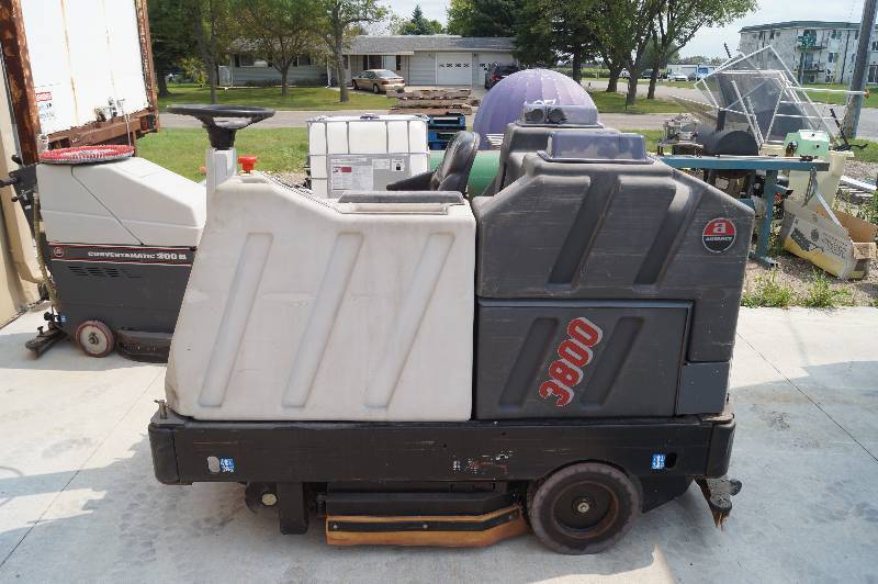 lot 32 image: Floor Scrubber