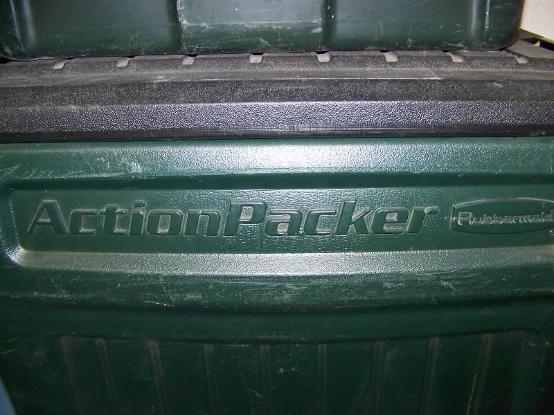 lot 115 image: (5) Rubbermaid, Plastic Bins with Covers