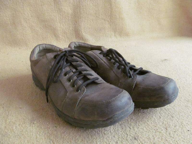 lot 25 image: Shoes