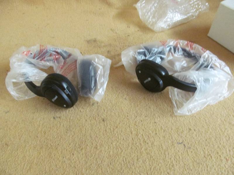 lot 27 image: headphones