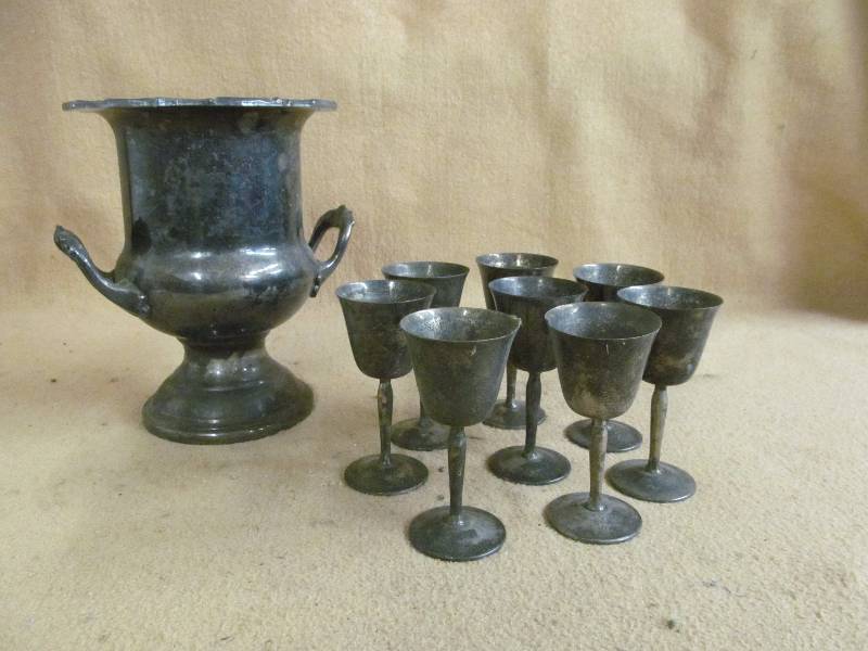 lot 74 image: ice bucket and cups