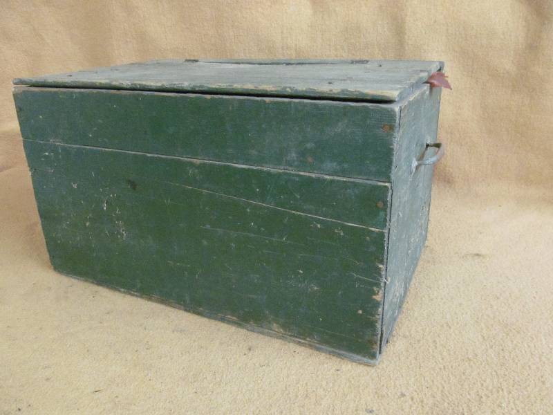 lot 75 image: wood box