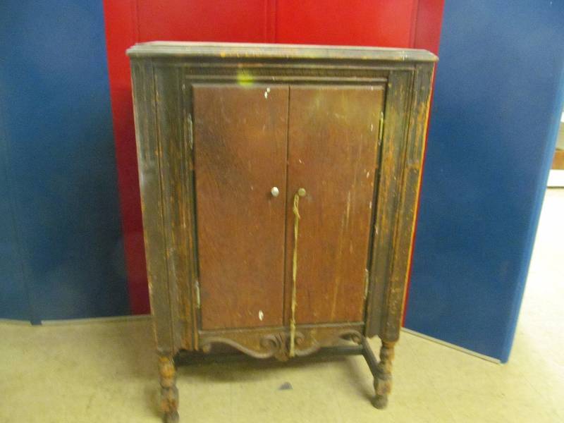 lot 93 image: Cabinet