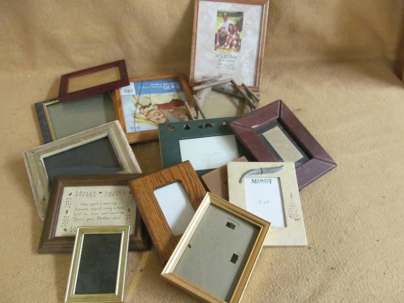 lot 186 image: Picture frames