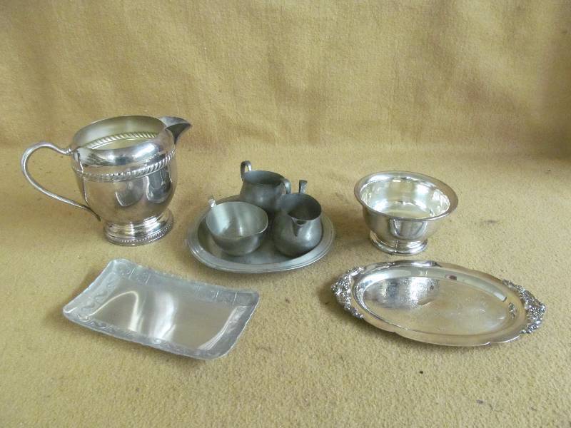 lot 208 image: serving plates