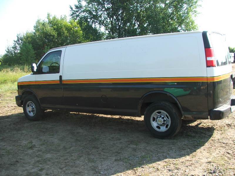 lot 5 image: 2004 Chevrolet Express Van