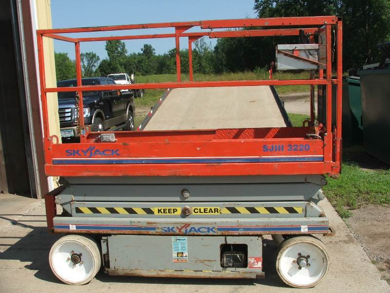 lot 7 image: SkyJack 3220 Scissor Lift