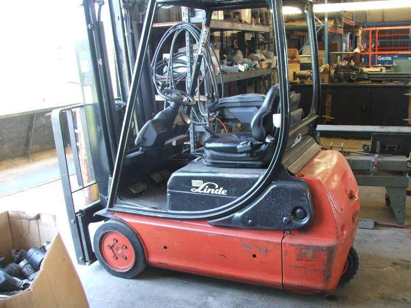 lot 9 image: Linde E18C-02 3500lb Forklift