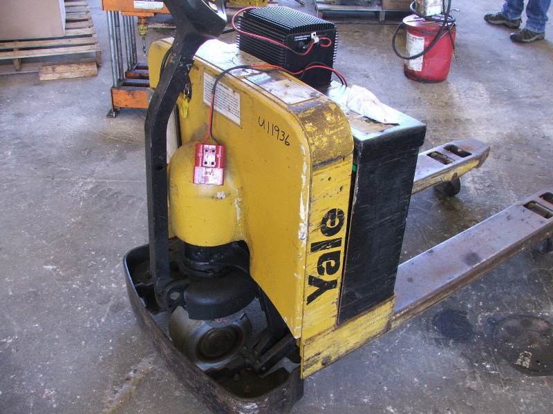 lot 10 image: Yale MBP040 Powered Pallet Jack