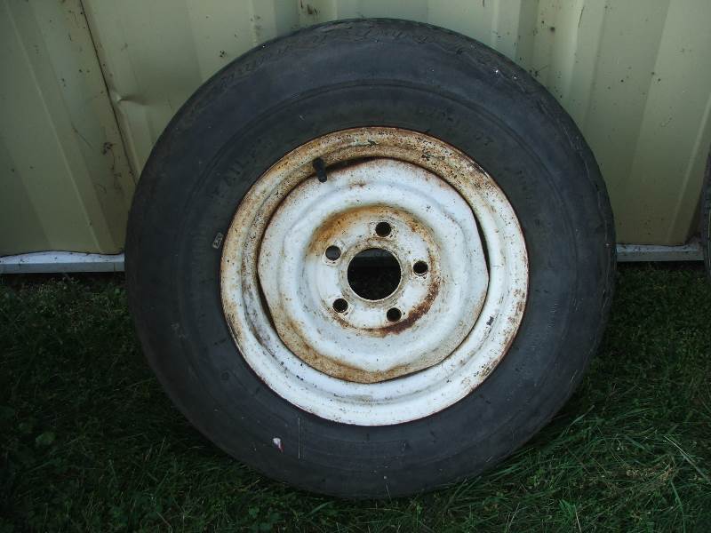 lot 15 image: 13 RV Trailer Tire B78-13 on 5 bolt Rim