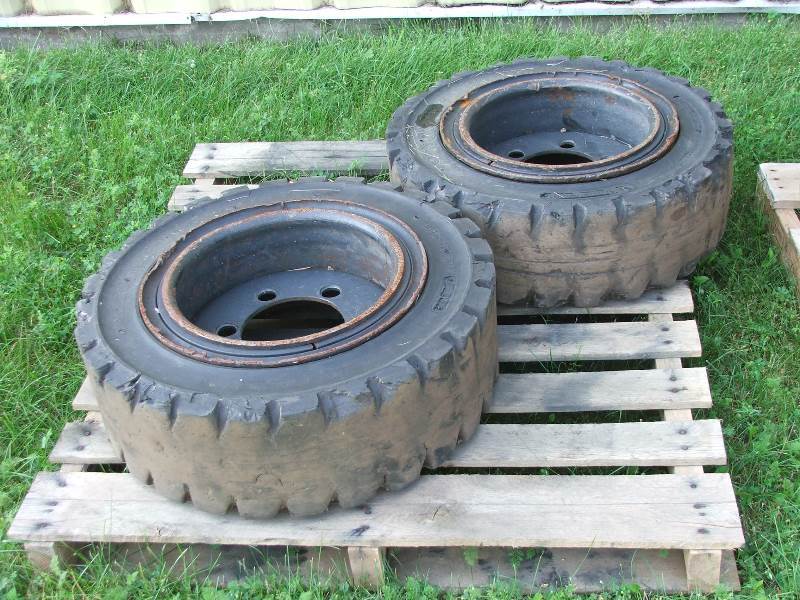 lot 17 image: Forklift Tires on Rims