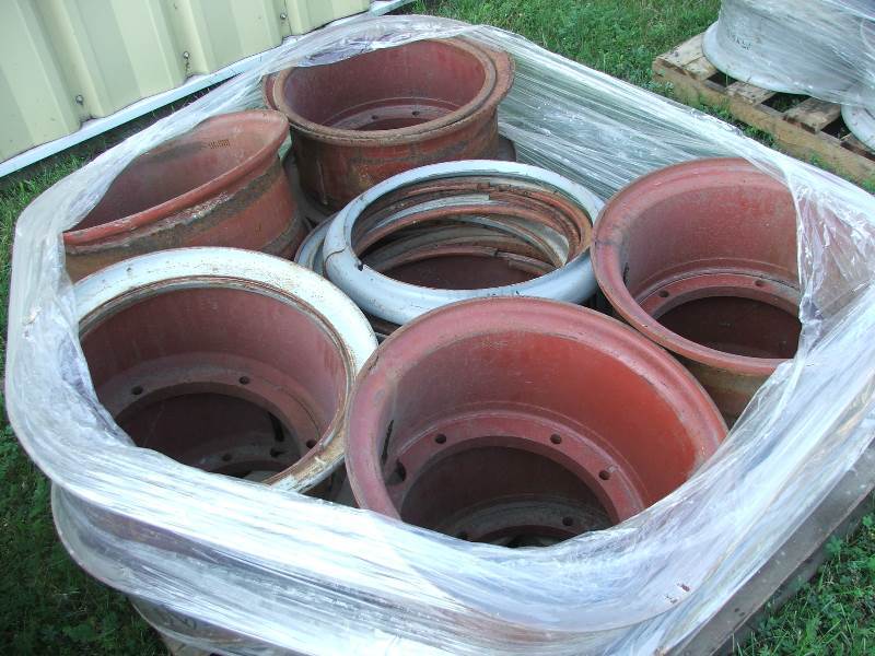 lot 22 image: 13 Steel Rims 6x15 with rings