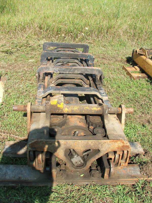 lot 32 image: 3 stage forklift mast for parts with 49 class 3 carriage