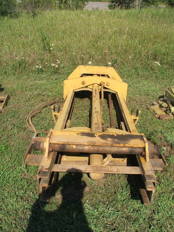 lot 35 image: 30 Allis Chalmers Tractor Mast, for parts