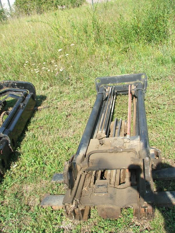 lot 38 image: 3000lb Yale triple mast