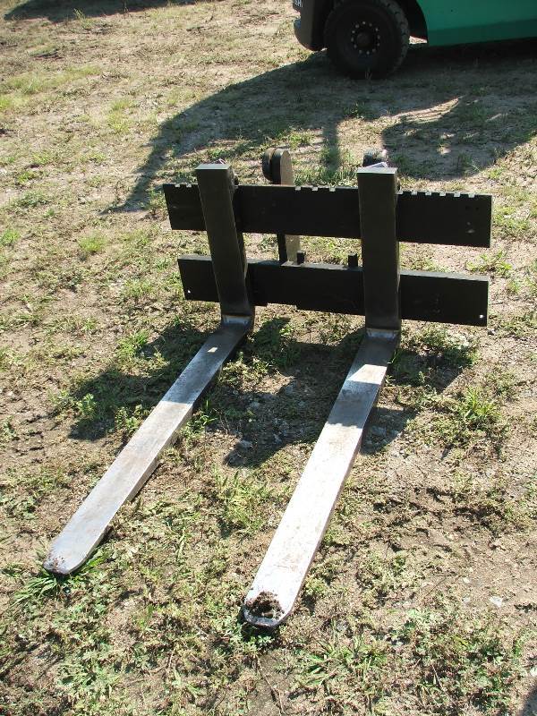 lot 50 image: 38 wide class 2 Fork Carriage with 42 forks