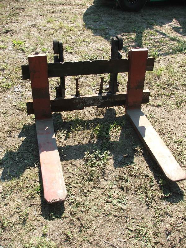 lot 51 image: 39 wide Class 2 forklift carriage with 32 forks