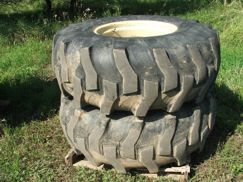 lot 59 image: Ingersoll Rand Tractor Lift Rims and tires