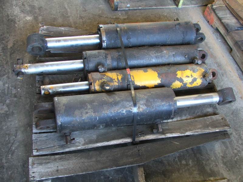lot 70 image: Lot of 4 Hydraulic cylinders