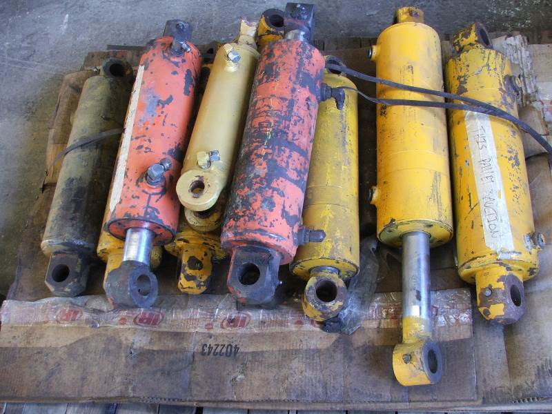lot 71 image: Lot of 10 Hydraulic cylinders