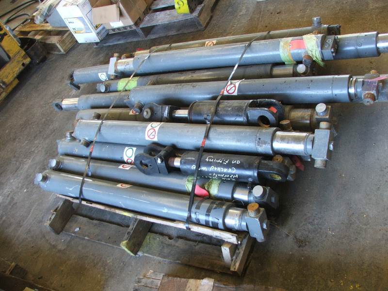 lot 72 image: Lot of 13 Hydraulic cylinders