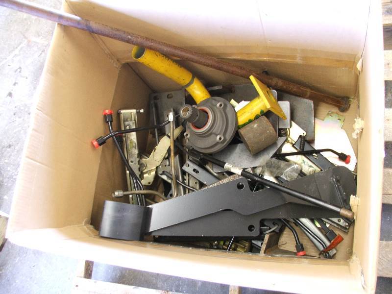 lot 75 image: Box of assorted scrap