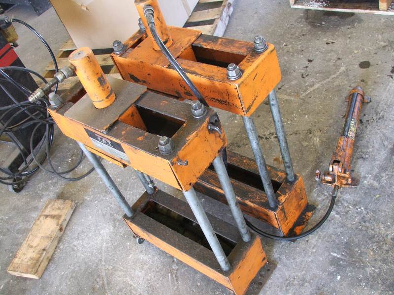 lot 77 image: 2 Jet Presses