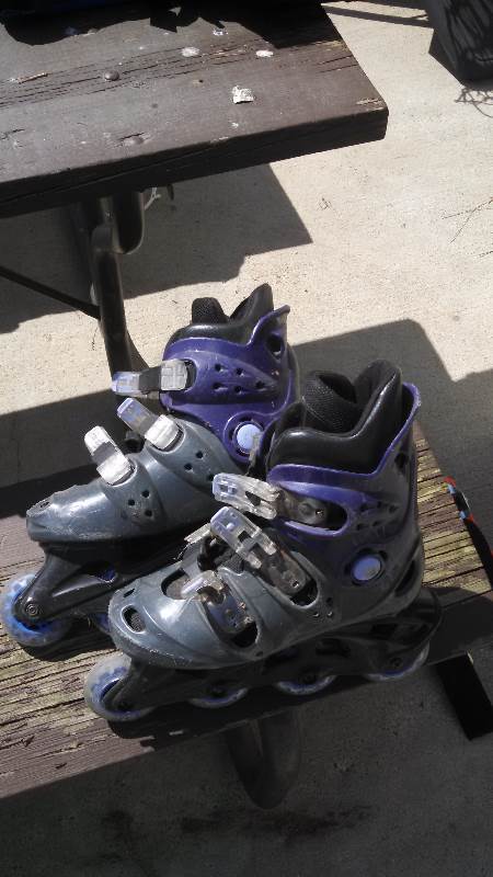 lot 100 image: Rollerblades size 6