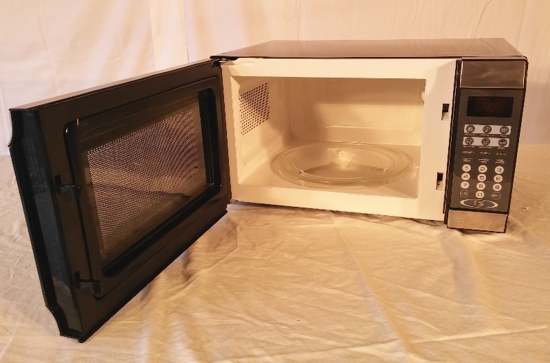 lot 11 image: Microwave with Carousal