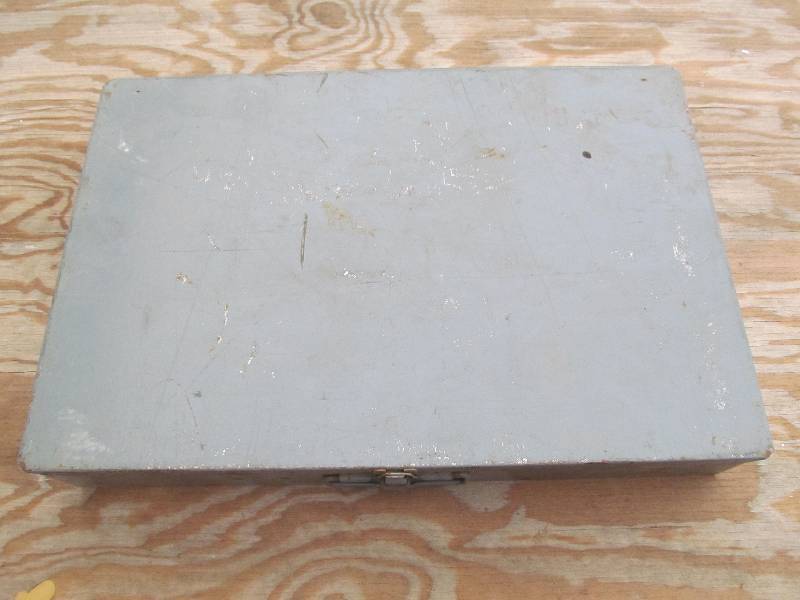 lot 8 image: Box of Assorted Screws