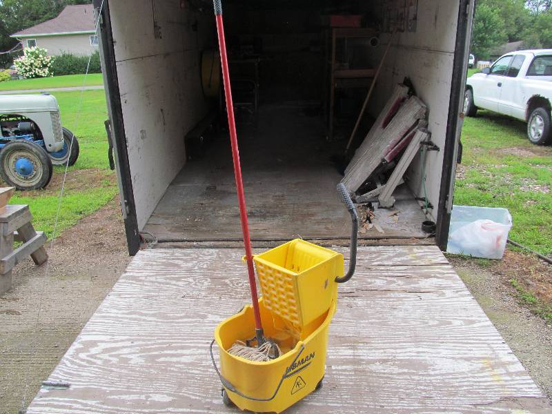 lot 9 image: Libman Mop Bucket