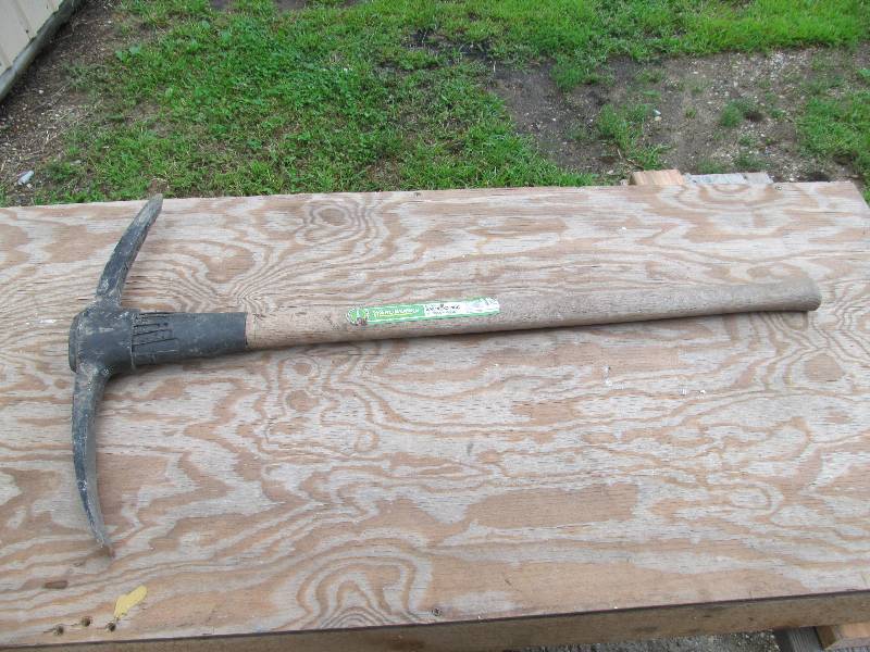 lot 10 image: Yardworks Railroad Pick
