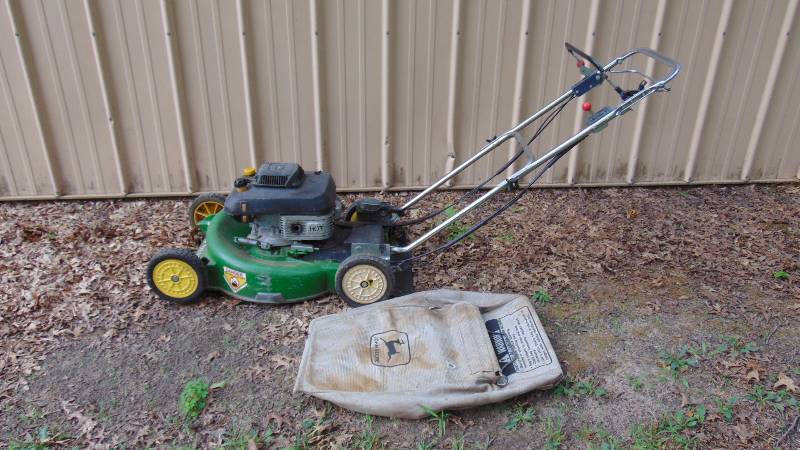 lot 1 image: John Deere Push Mower