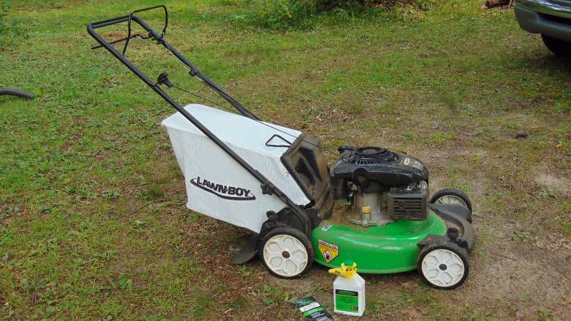 lot 2 image: Lawnboy Push Mower