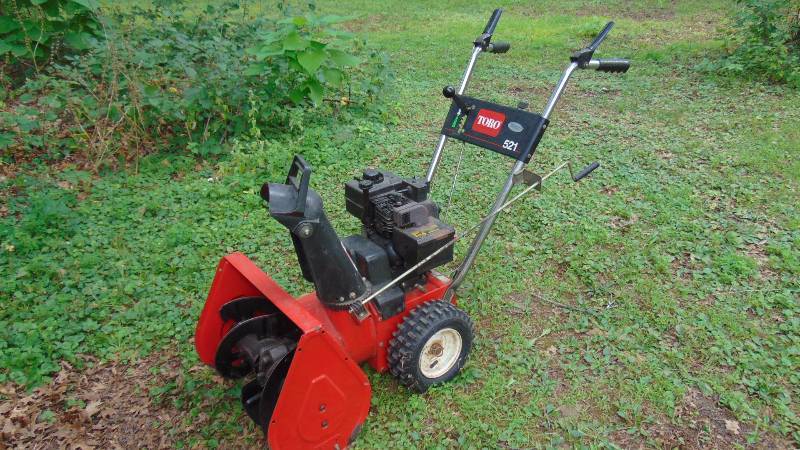 lot 8 image: Toro Snow Blower