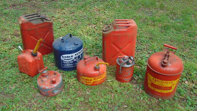 lot 21 image: Lot of Gas Cans
