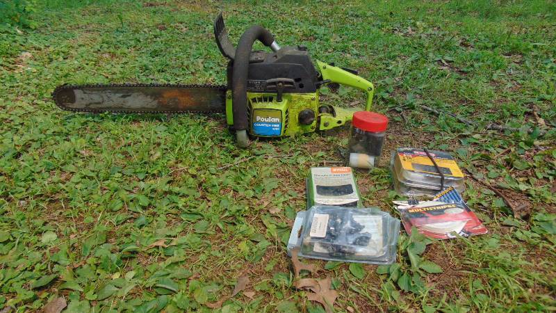 lot 30 image: Poulan Chainsaw with accessories