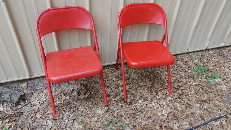 lot 34 image: 2 Red Metal Folding Chairs