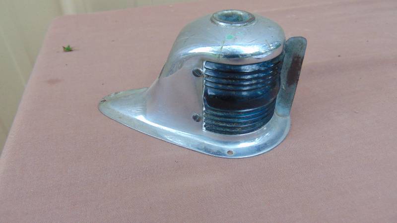 lot 61 image: Hood Orniment