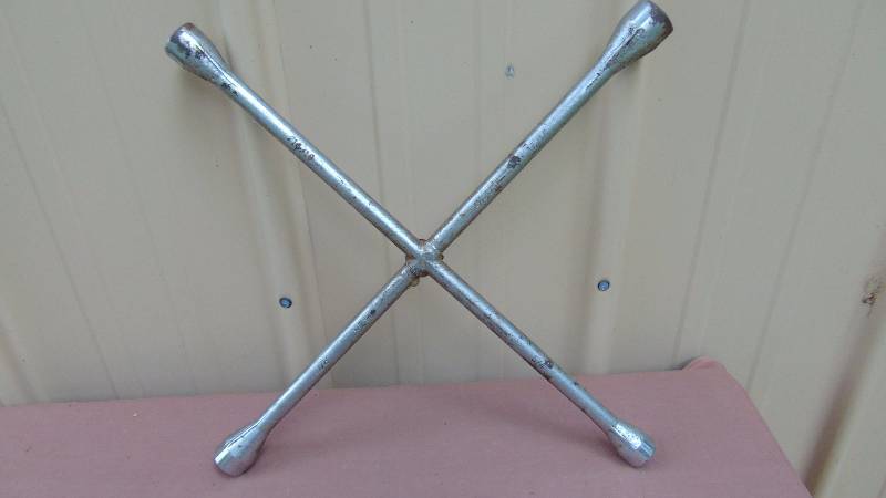 lot 65 image: Tire Iron